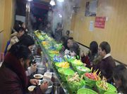 ¿A qué se debe prestar atención al instalar equipos rotativos de ollas calientes pequeñas?