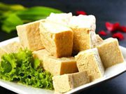 La pequeña olla caliente giratoria es adecuada para comer tofu congelado.